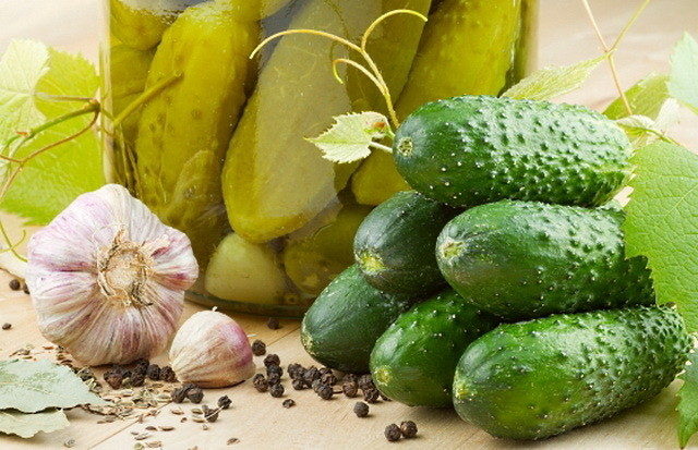 Cucumbers pickled with ground pepper: black, red, salting recipes