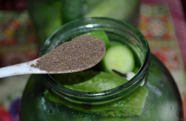 Cucumbers pickled with ground pepper: black, red, salting recipes