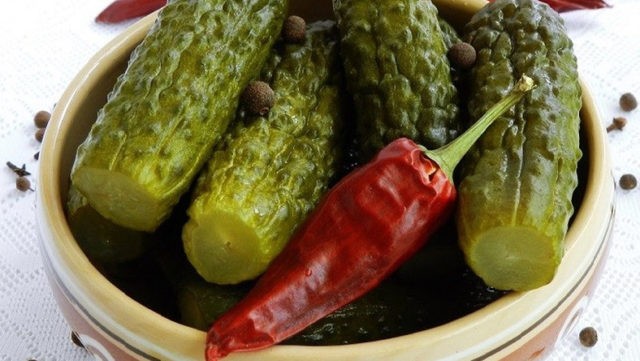 Cucumbers pickled with ground pepper: black, red, salting recipes