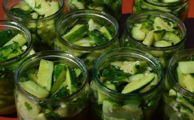 Cucumbers with parsley for the winter: recipes, without sterilization, pickled, salted