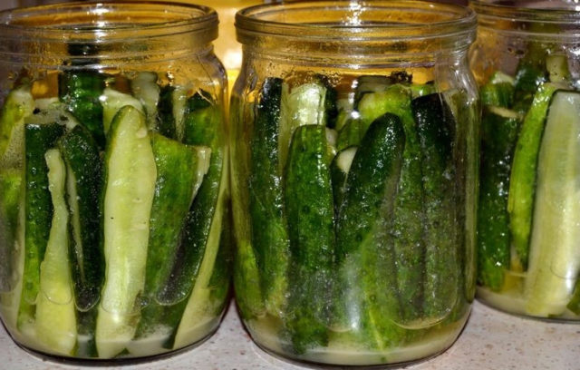 Cucumbers with parsley for the winter: recipes, without sterilization, pickled, salted