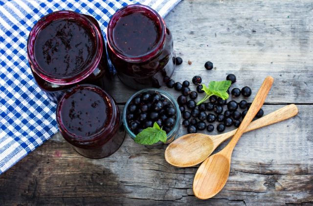 Currant jam without cooking through a meat grinder