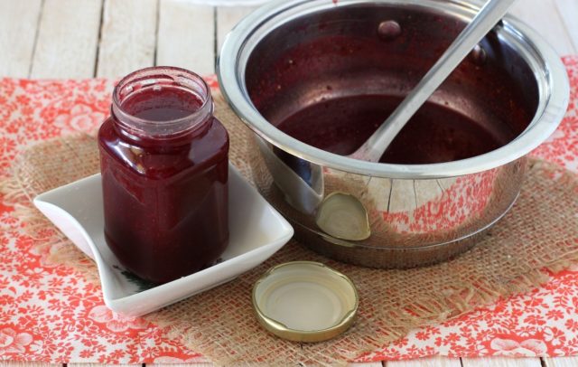 Currant ketchup for the winter