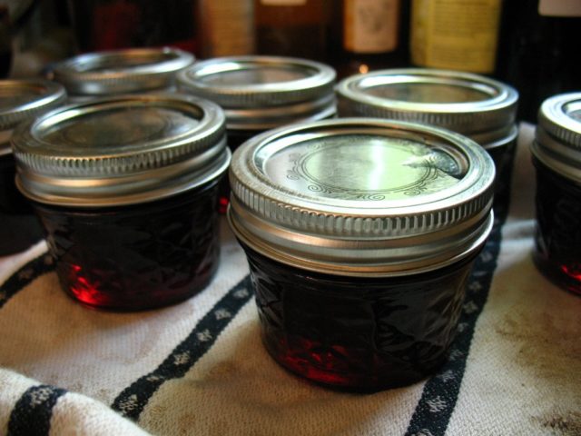 Currant syrup recipes for the winter: from red and black