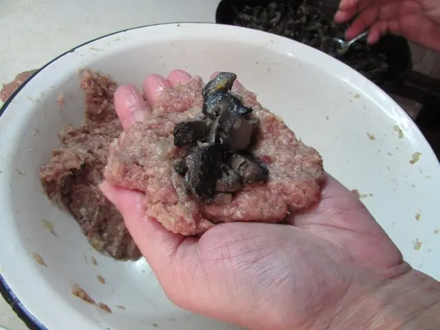 Cutlets with mushrooms