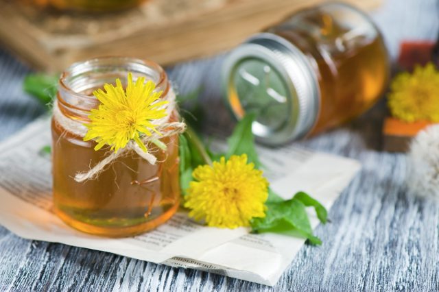 Dandelion jam with lemon