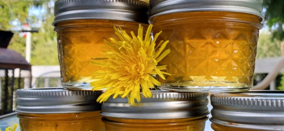 Dandelion jam with lemon