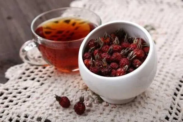 Decoction, infusion of wild rose: benefits and harms, recipe, how to drink