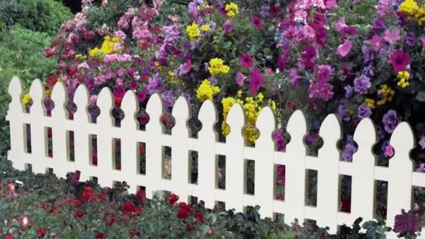 Decorative fences for plastic flower beds: recommendations for creating