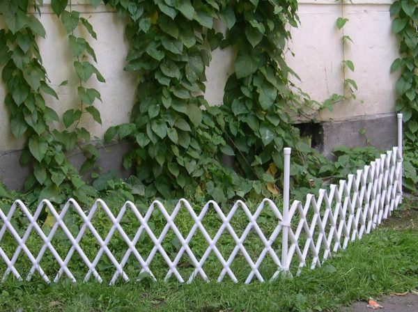 Decorative fences for plastic flower beds: recommendations for creating