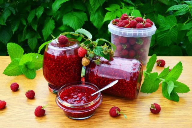 Delicious and thick raspberry jam: recipes for the winter