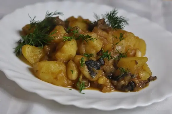 Delicious mushroom dishes with potatoes: cooking recipes