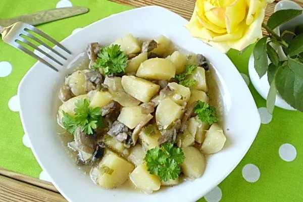 Delicious mushroom dishes with potatoes: cooking recipes