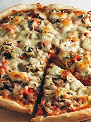 Delicious pizza with mushrooms: cooking options