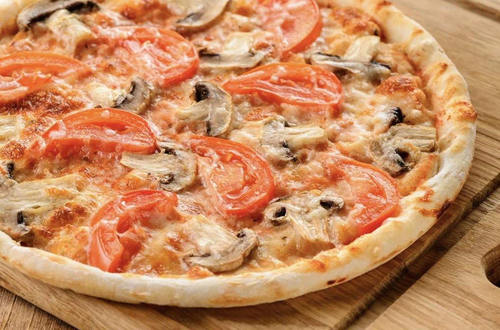Delicious pizza with mushrooms: cooking options
