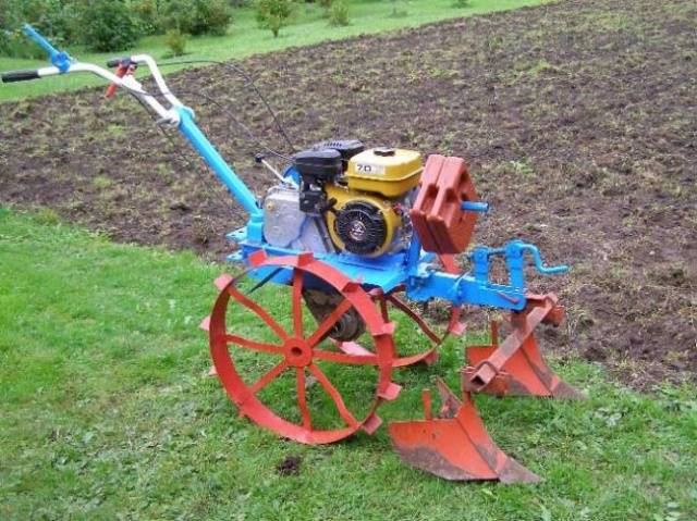 Digging potatoes with a motor cultivator + video 