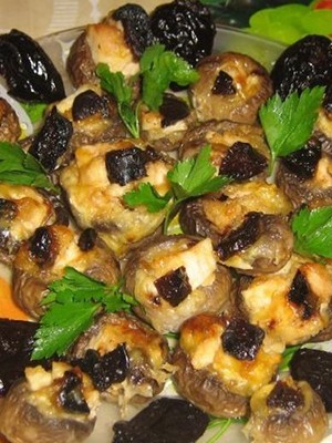 Dishes of stewed champignons