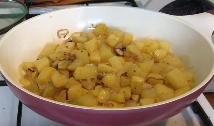 Dishes of stewed champignons