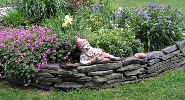 DIY fences for flower beds: a selection of options for flower beds