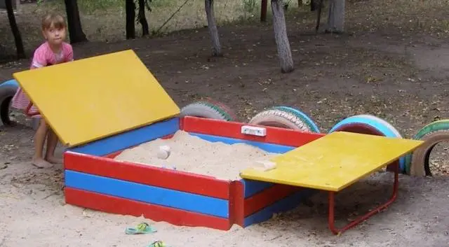 DIY sandbox with lid