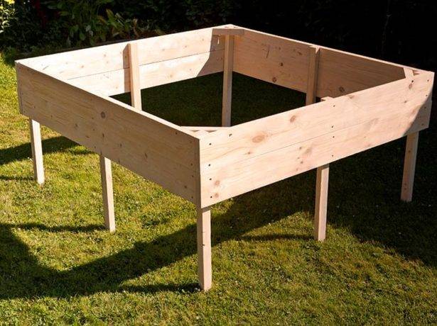 DIY sandbox with lid