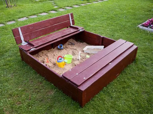 DIY sandbox with lid