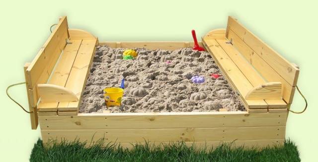 DIY sandbox with lid