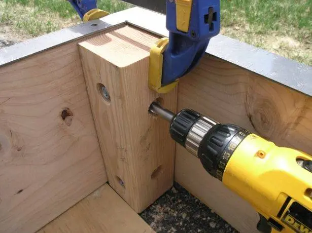 DIY sandbox with lid