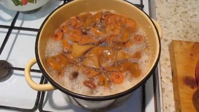 Do I need to soak mushrooms before salting and frying