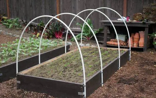 Do-it-yourself arcs for a greenhouse 