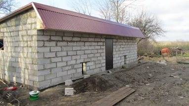 Do-it-yourself barn on the garden plot + photo