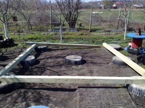 Do-it-yourself barn on the garden plot + photo