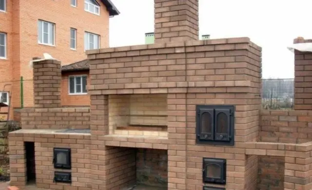 Do-it-yourself brazier with a smokehouse made of bricks