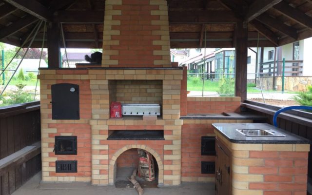 Do-it-yourself brazier with a smokehouse made of bricks