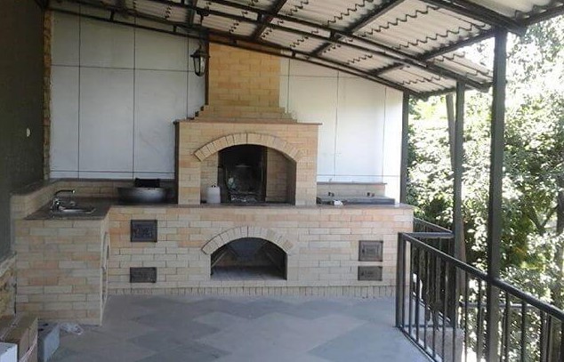 Do-it-yourself brazier with a smokehouse made of bricks