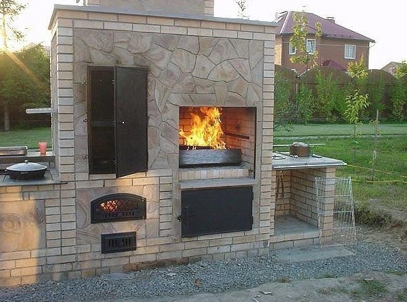 Do-it-yourself brazier with a smokehouse made of bricks