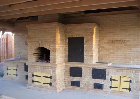 Do-it-yourself brazier with a smokehouse made of bricks