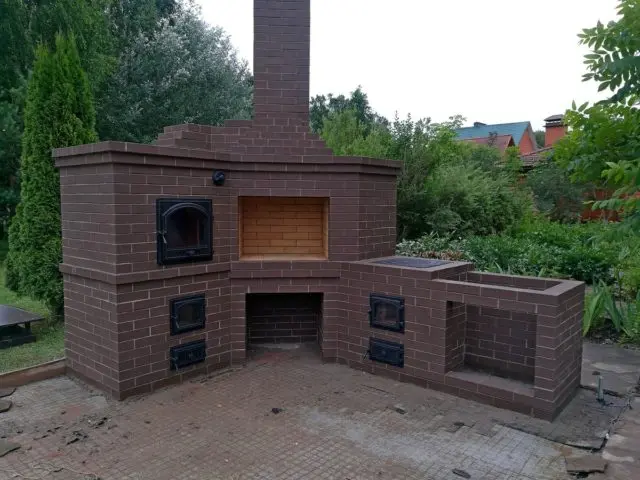 Do-it-yourself brazier with a smokehouse made of bricks