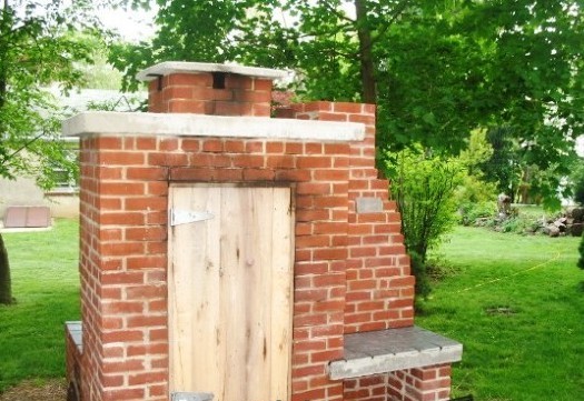 Do-it-yourself brick smokehouse: hot, cold smoked