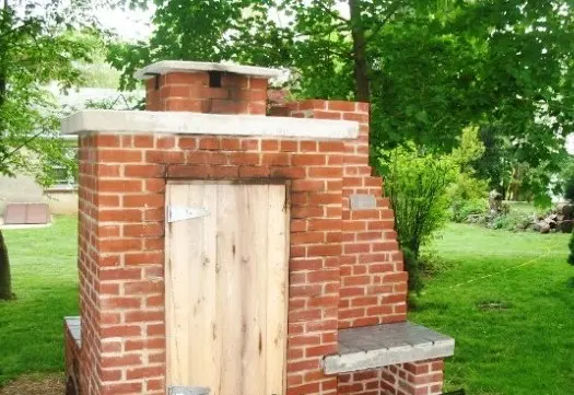 Do-it-yourself brick smokehouse: hot, cold smoked