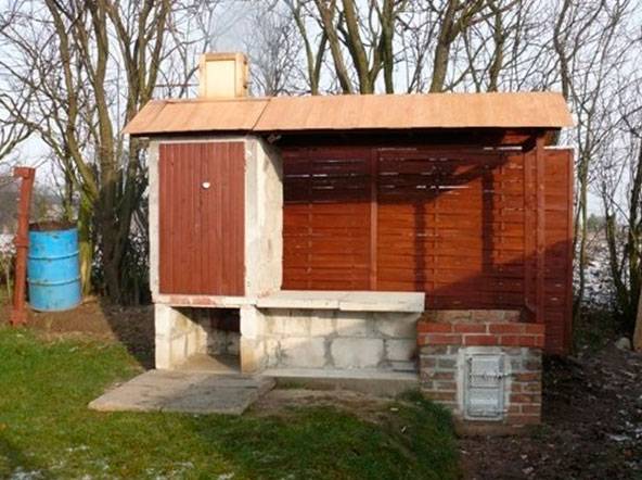 Do-it-yourself brick smokehouse: hot, cold smoked