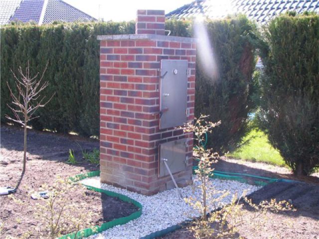 Do-it-yourself brick smokehouse: hot, cold smoked