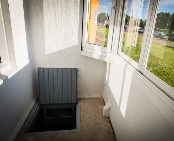 Do-it-yourself cellar on the balcony 