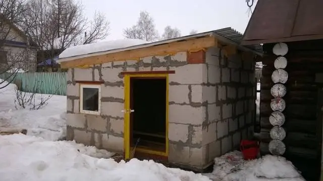 Do-it-yourself chicken coop for 15 chickens