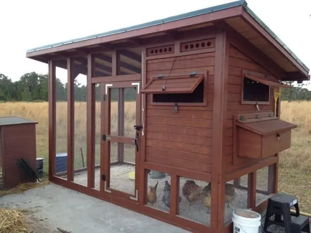 Do-it-yourself chicken coop for 15 chickens