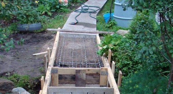 Do-it-yourself concrete paths in the country: how to fill in the paths correctly, instructions + photos of the best options