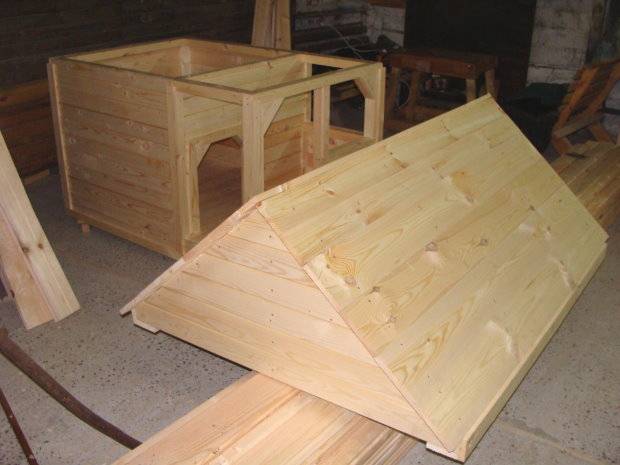 Do-it-yourself dog house from boards