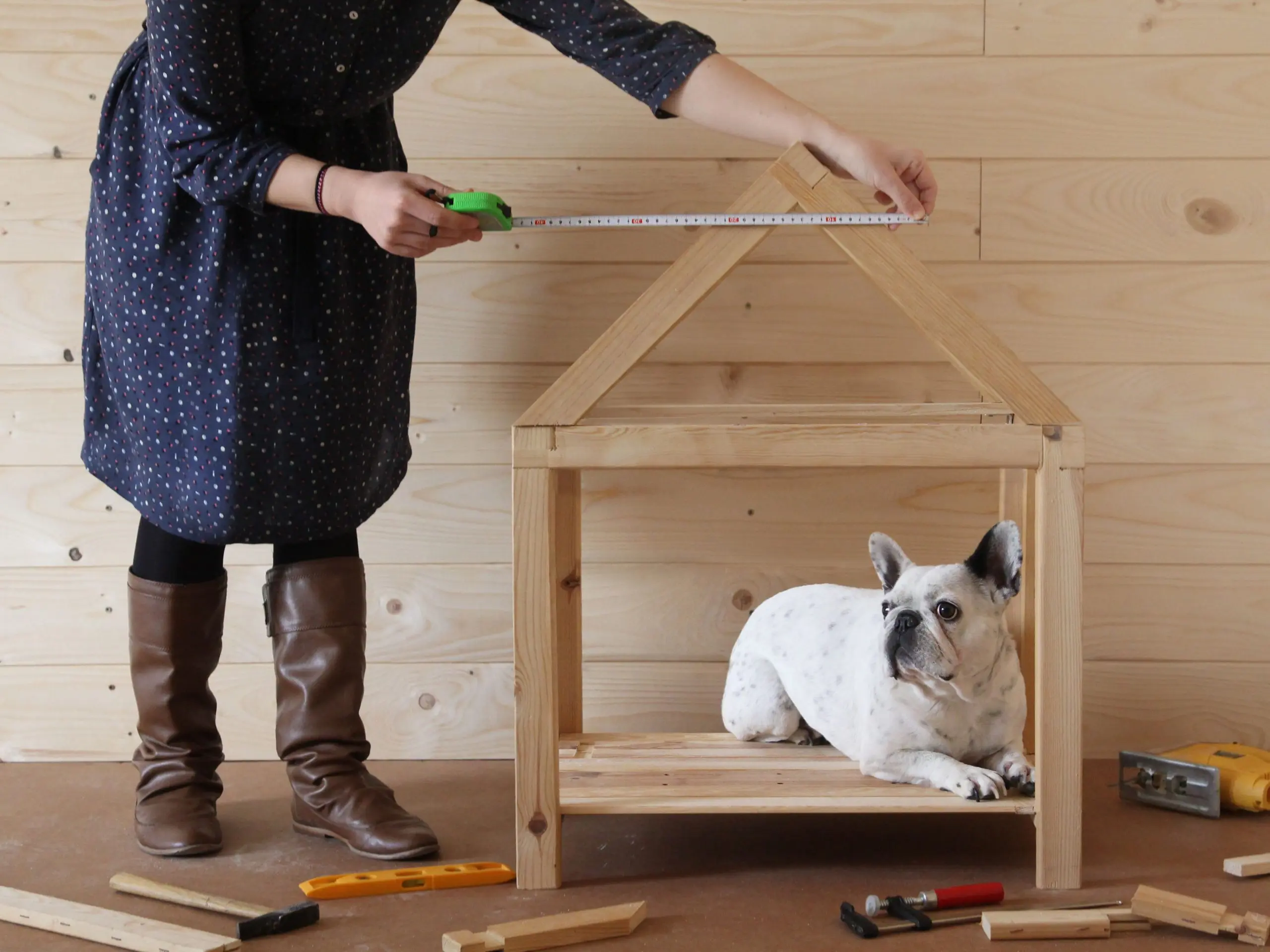 Do-it-yourself dog house from boards