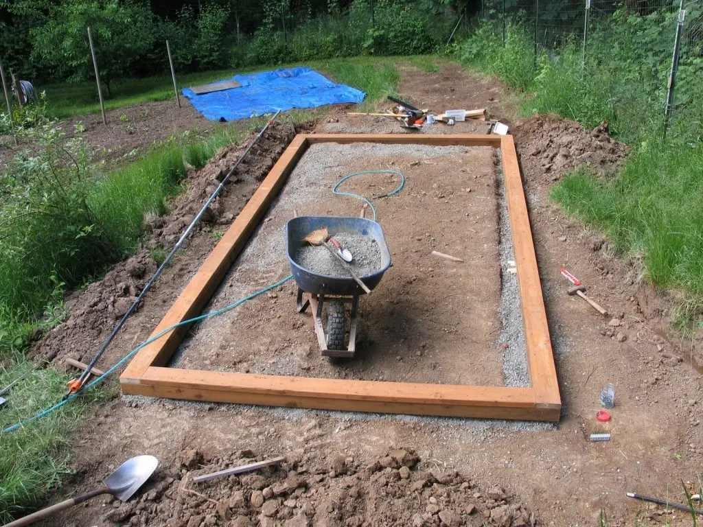 Do-it-yourself foundation for a polycarbonate greenhouse