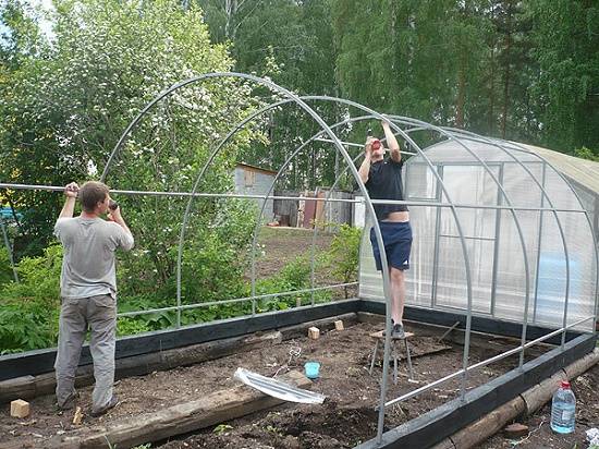 Do-it-yourself foundation for a polycarbonate greenhouse